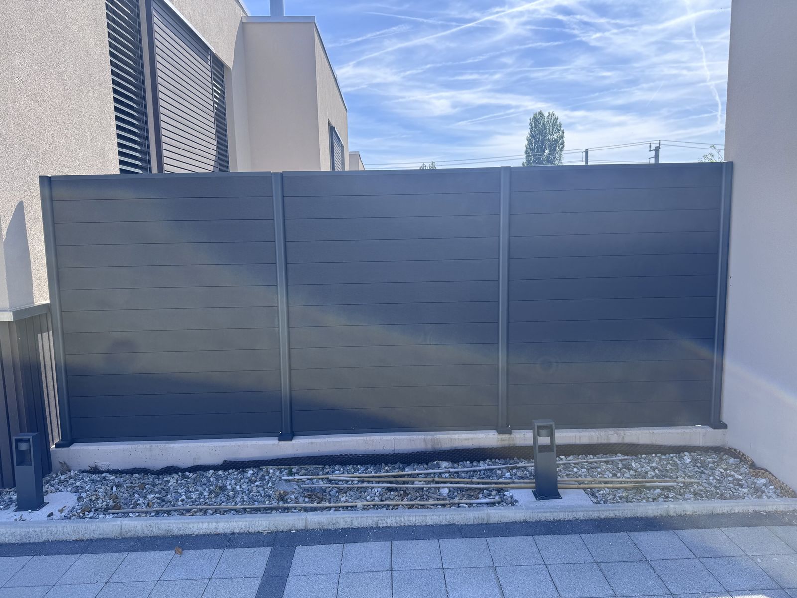 Composite privacy screening installed by Concept Clôtures, Geneva region