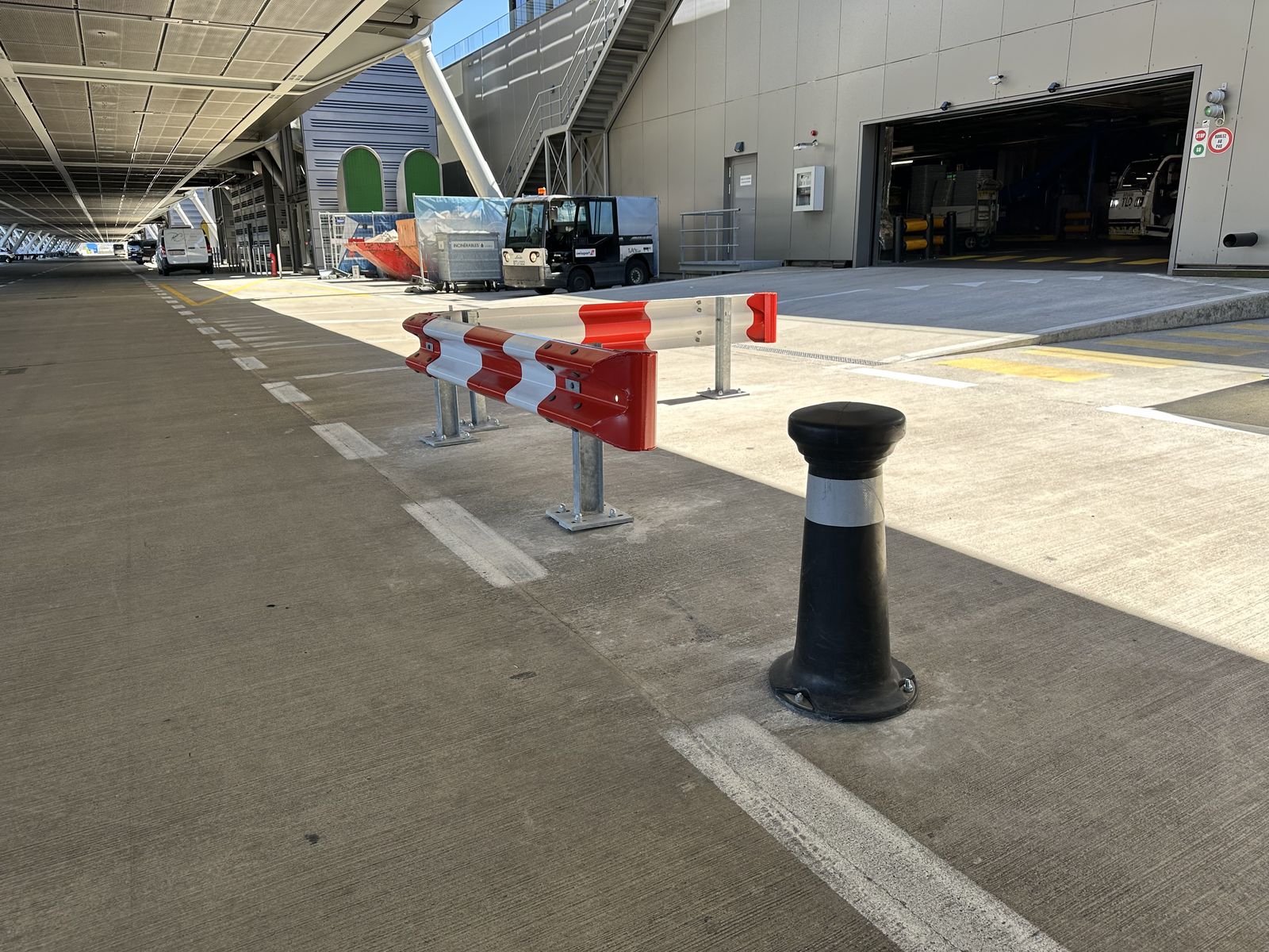 Safety guardrails, Red and white safety guardrails, Vernier