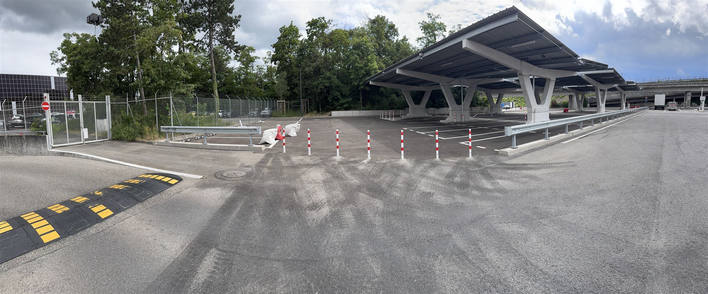 Panoramic view of a fence installed by Concept Clôtures, Geneva region