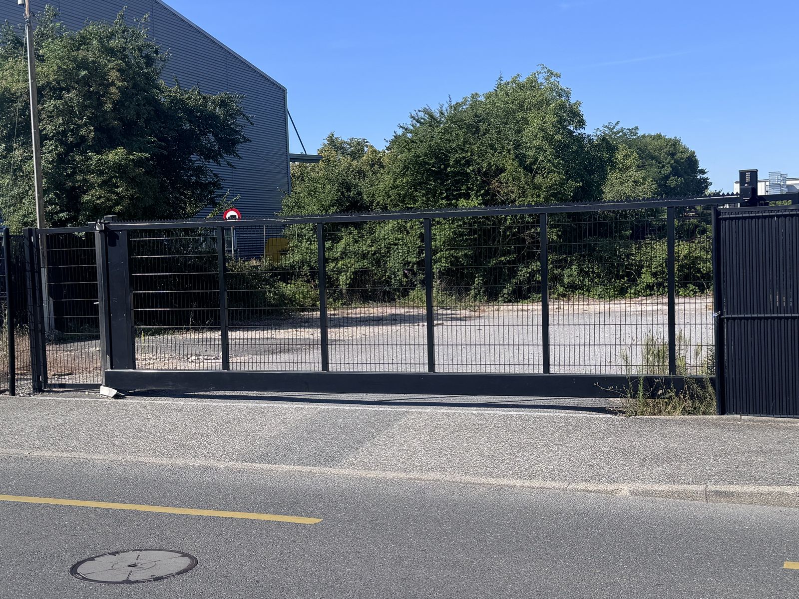 Made-to-measure sliding gate built by Concept Clôtures