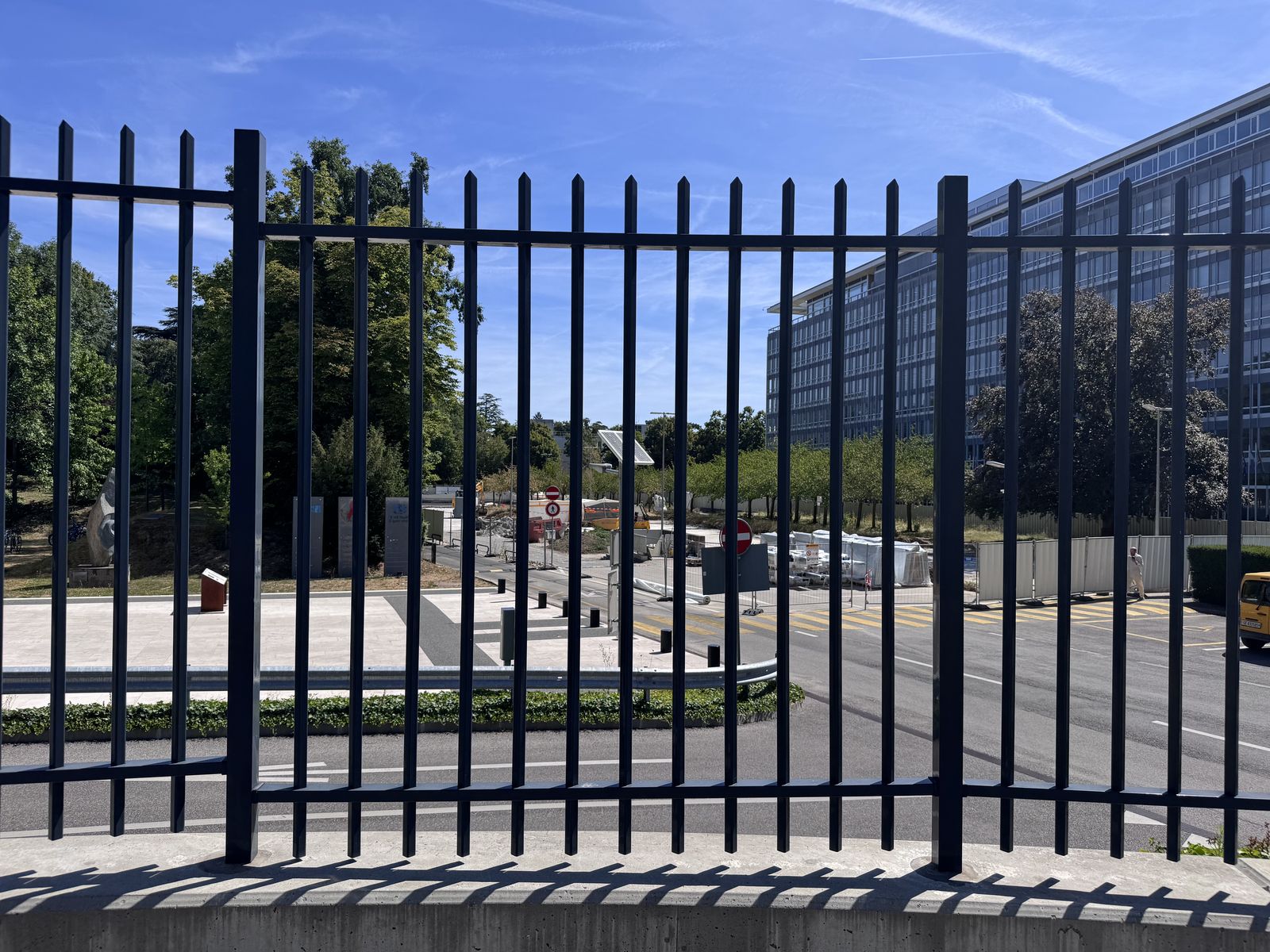 Rigid welded mesh fencing, Vertical bar fencing, Grand-Saconnex