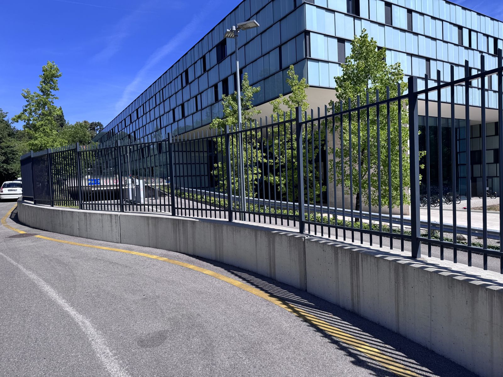 Rigid welded mesh fencing, Vertical bar fencing, Grand-Saconnex