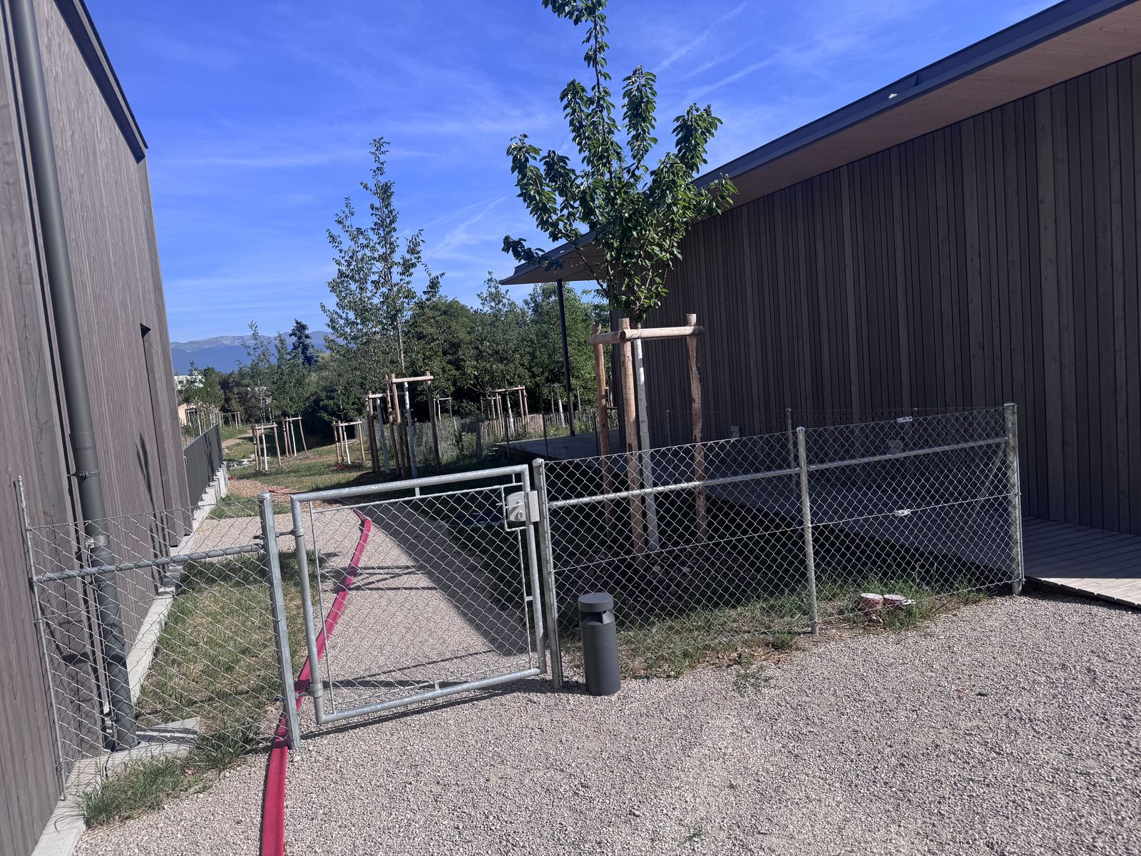 Chain-link fencing, Plan-les-Ouates