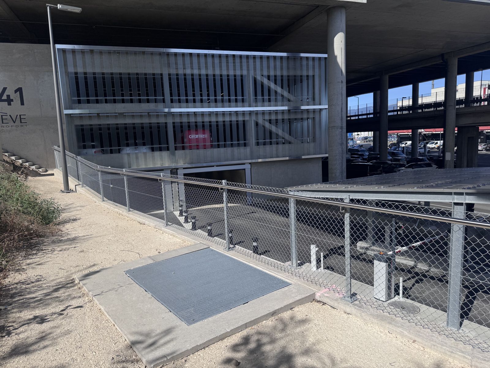 Chain-link fencing - handrails, Vernier